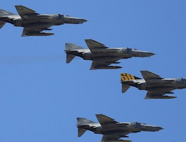 Άψογοι σχηματισμοί από μαχητικά και ελικόπτερα πάνω από την Αθήνα (φωτό)